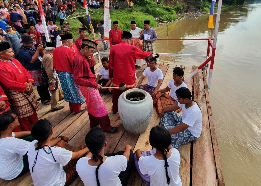 Prosesi mandi adat di Sungai Batanghari Jambi.