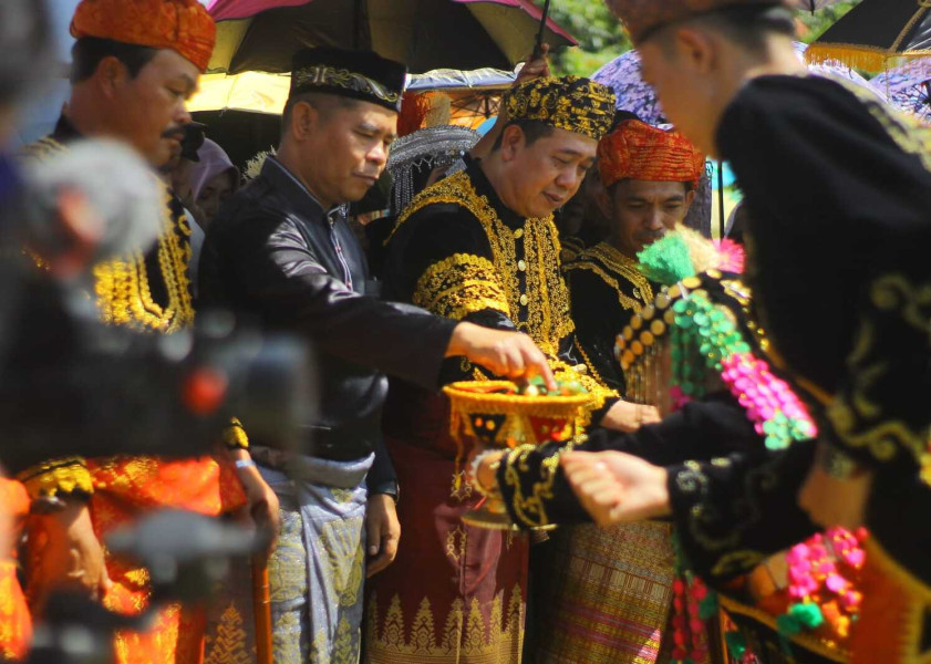 Pemberian makanan tradisional dalam penyambutan tamu kehormatan masyarakat Jambi.
