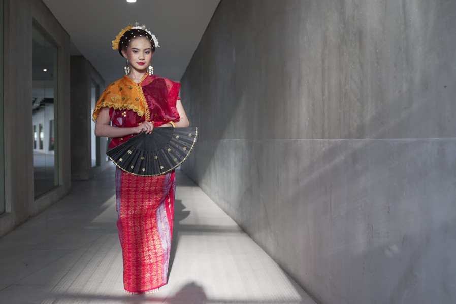 Penari Tari Leggo Siwe, tarian Kesultanan Istana Bima yang dilestarikan Sang Masetro Tari Leggo Siwe, Ibu Linda (65), dan ditampilkan pada Panggung Maestro Vol. V 2024.