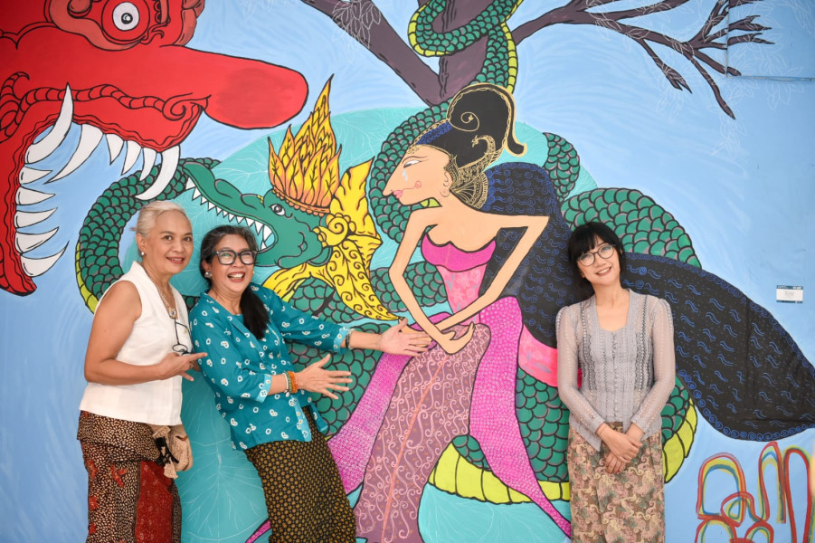 Perupa Teti Tresnasari, Sari Koeswoyo, Edya Asmara, di salah satu lukisan Pameran Weruh. Foto: Istimewa