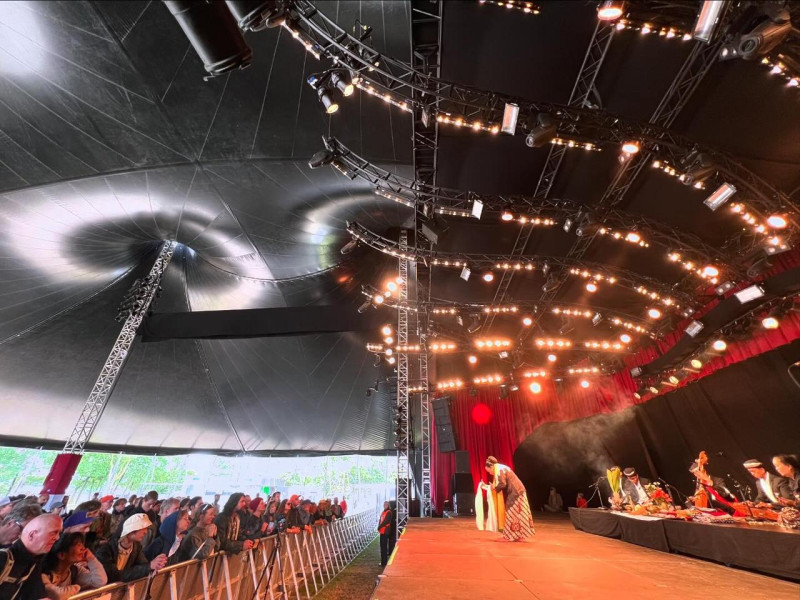 Penampilan grup seni Tarawangsa Pusaka Sunda Lugina di Festival Musik Roskilde 2024 Denmark. Foto: Istimewa 