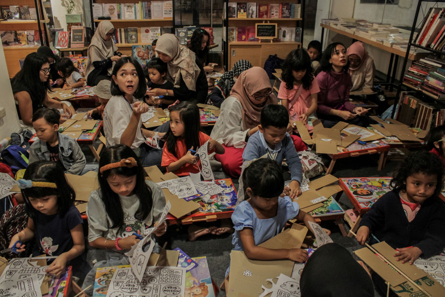 Anak-anak usia 3-9 tahun dalam sesi "Read-A-Loud & Upcycling Workshop - Bikin Mainan dari Kardus" di Festival Patjarmerah Kecil. Foto: BMK