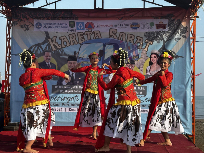 Penampilan tarian tradisional di acara Kareta Sobat Nganjang Ka Pesisir Subang. Foto: BMK