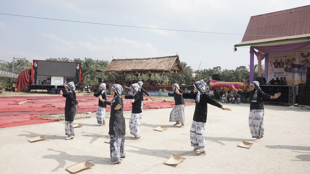 Pelaksanaan tradisi Biduk Gedang Beselang Angkut Padi dalam kegiatan Kenduri Swarnabhumi Kabupaten Merangin 2024.
