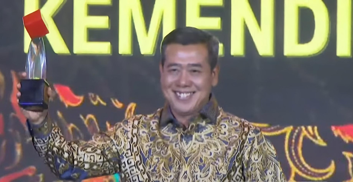 Direktur Perfilman, Musik, dan Media, Kemendikbudristek, Ahmad Mahendra saat menerima penghargaan CNN Indonesia Awards Jawa Timur 2024 untuk kategori Outstanding in Indonesian Art and Culture Advancement. Foto: CNN Indonesia TV