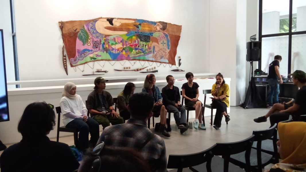 Sesi diskusi Artist Talk: Baku Konek yang diadakan pada Jumat, 4 Oktober 2024. Foto: BMK