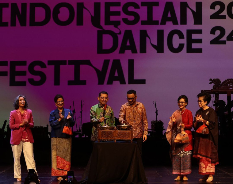 Proses pembukaan perhelatan Indonesian Dance Festival (IDF) 2024 "Liquid Ranah" yang dibuka langsun oleh Menteri Kebudayaan RI, Fadli Zon. Foto: Tim Indonesian Dance Festival
