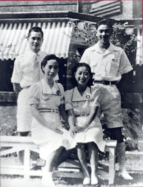 Satsuki Mishima Staf Laksamana Tadashi Maeda (duduk sebelah kiri) berfoto bersama staf Angkatan Laut Jepang di kediaman Laksamana Tadashi Maeda (kini Museum Perumusan Naskah Proklamasi) pada 1943