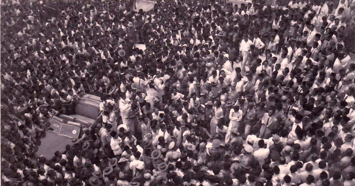 Presiden Soekarno saat melenggang ke Ibu kota Jakarta. Semenjak 4 Januari 1946, pusat pemerintahan Indonesia pindah ke Yogyakarta. Hingga akhirnya 28 Desember 1949, Presiden Soekarno kembali ke Jakarta dan menuju Istana Rijswijk (Istana Merdeka). Rakyat J