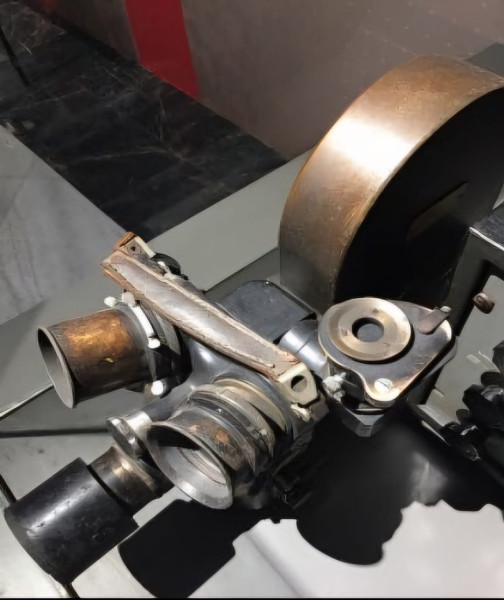 Kamera Eclair Cameflex. Kamera yang digunakan saat proses pengambilan gambar Film Darah dan Do'a. (Koleksi Museum Penerangan)