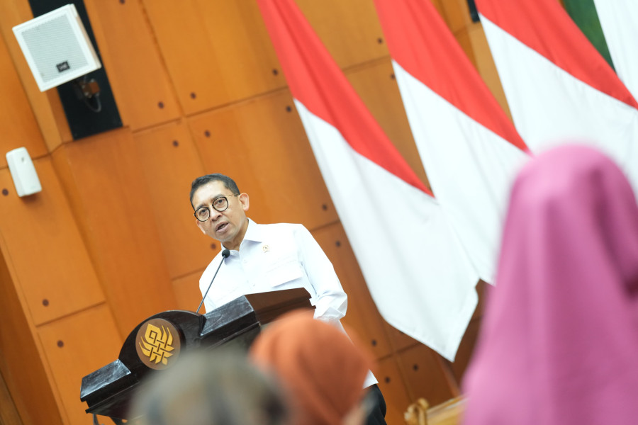 Menteri Kebudayaan Fadli Zon memberikan sambutan di acara Halalbihalal Kementerian Kebudayaan, Jakarta, Selasa (8/4).