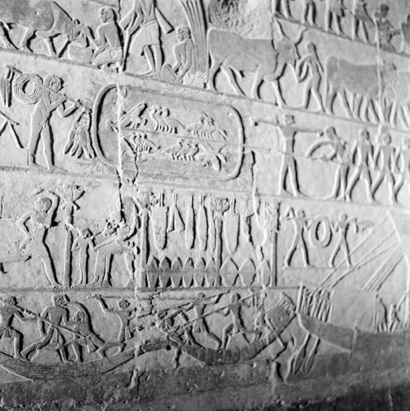 Penemuan Makam Kuno di Saqqara, Mesir pada 4 September 1967 yang diduga berasal dari sekitar 3.000 tahun sebelum Masehi. Tulisan Hieroglif di makam menunjukkan kehidupan mewah keluarga tersebut. (Sumber: delpher.nl)