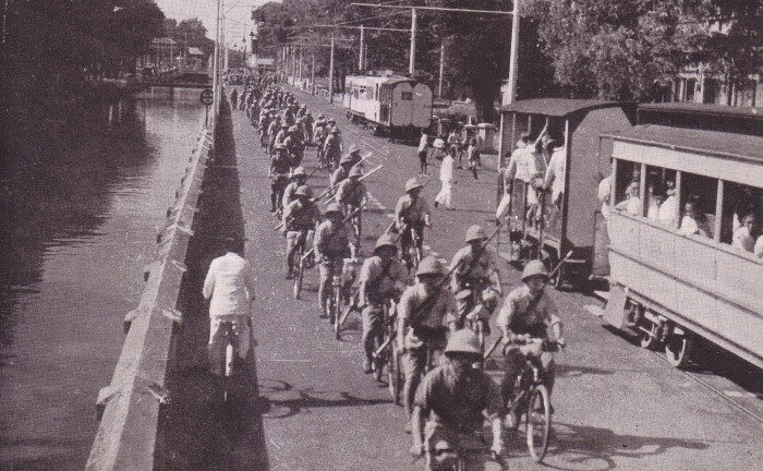 Maret 1942.
Pasukan sepeda Jepang memasuki kota Jakarta. Di sebelah kiri adalah Kali Ciliwung, sementara di kanan jalur trem.
Sumber: Gahetna