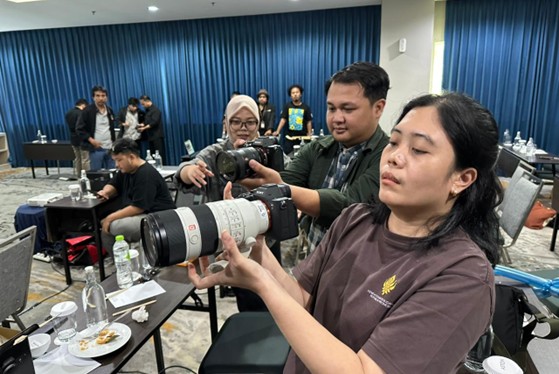 Peserta peningkatan kompetensi melaksanakan praktik pengambilan gambar menggunakan kamera mirrorless dengan lensa tele