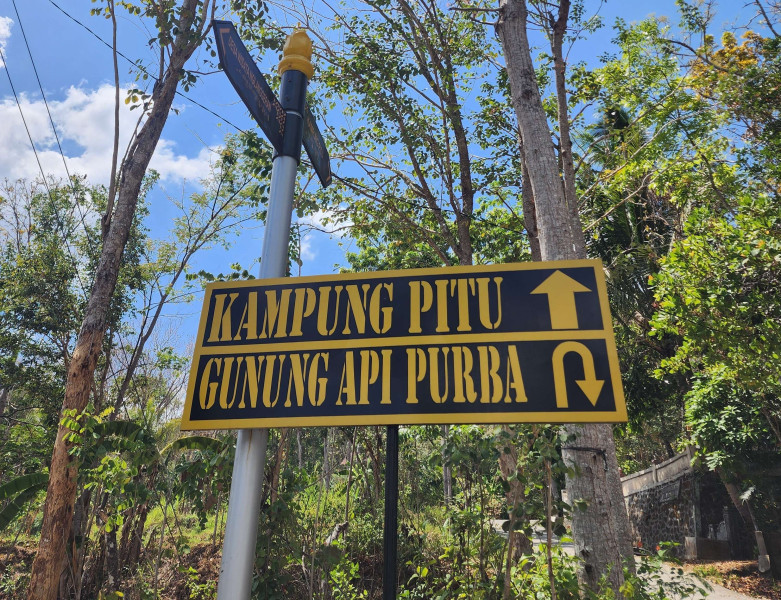 Dokumentasi RRI: Papan petunjuk jalan menanjak menuju Kampung Pitu  