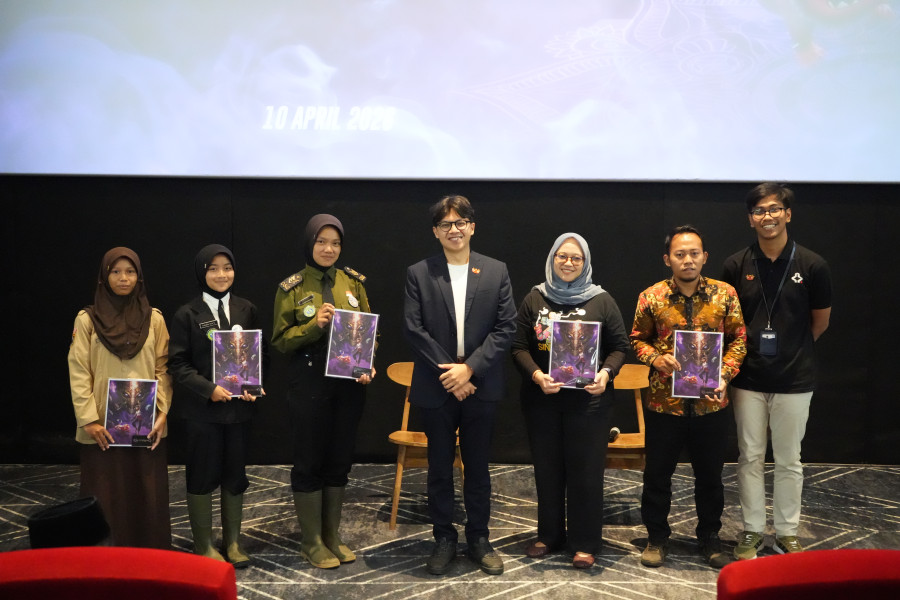 Merchandise menarik disiapkan khusus bagi peserta aktif, langsung dari sutradara film Komarong, Gilang Bhaskara.