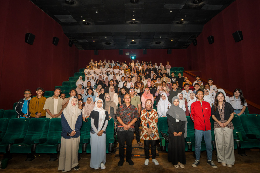 Foto bersama Sekretaris Direktorat Jenderal Pengembangan, Pemanfaatan, dan Pembinaan Kebudayaan Kementerian Kebudayaan RI,  Judi Wahjudin, S.S., M.Hum, Kepala Subbagian Umum BMK  Neneng Kartiwi, S.S., M.M dan peserta Nobar Film House Of Indonesiana di XXI