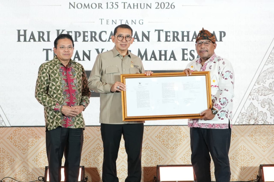 Restu Gunawan Direktur Jenderal Pelindungan Kebudayaan dan Tradisi Kementerian Kebudayaan (kiri), Fadli Zon Menteri Kebudayaan (tengah), Naen Soeryono Ketua Majelis Luhur Kepercayaan Indonesia Pusat (MLKI) (kanan) dalam acara simbolis penyerahan Surat Keputusan Menteri Kebudayaan Nomor 135 Tahun 2026 tentang Hari Kepercayaan Terhadap Tuhan Yang Maha Esa